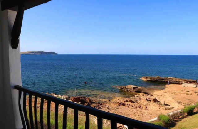 Cozy and quiet apartment in front of the sea with pool