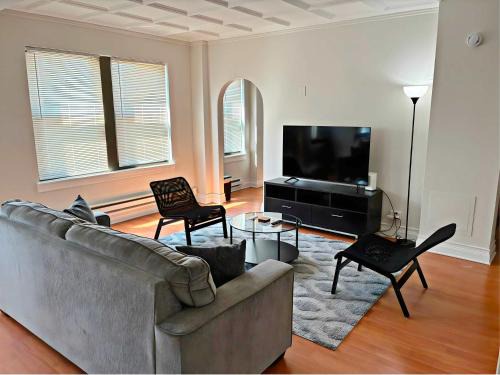 Cozy and Roomy 2BR in Chicago - LSalle 1802