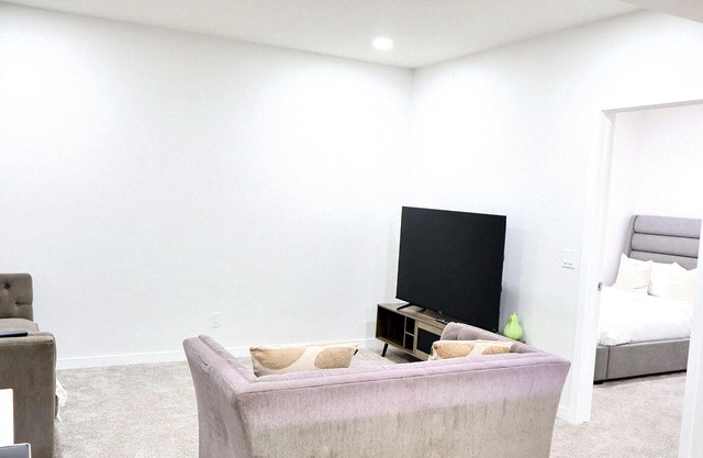 Cozy and Serene 2BR Apartment-Perfect getaway in Calgary!