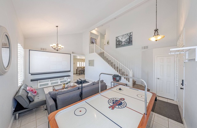 Cozy and Spacious 4 BR 3.5 BT Home! >1BR Downstairs<