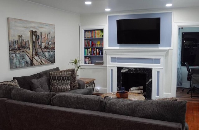 Cozy and Spacious 4 bedroom minutes from Downtown