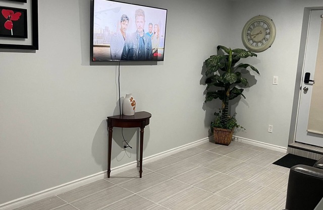 Cozy and very comfy 1 bedroom walk up suite near Canada olympic park, SW Calgary