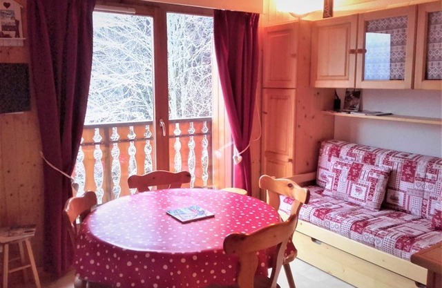Cozy apartment for 6 near slopes with balcony, ski locker and covered parking