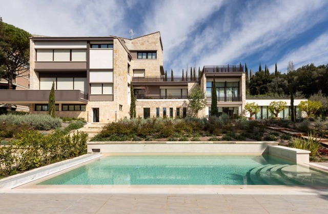 Cozy apartment equipped with all comforts to accommodate up to 6 people, with two bedrooms and two bathrooms. The accommodation is located in a modern condominium complex with a shared swimming pool and enjoys a pleasant view of the shared garden. Semi-c