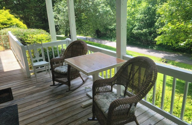 Cozy apartment located in a quiet subdivision across from beautiful Lake Chatuge
