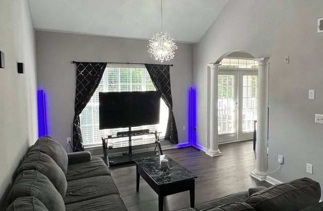 Cozy Apartment/Loft 15 minutes away from downtown Atlanta. Pet-Friendly