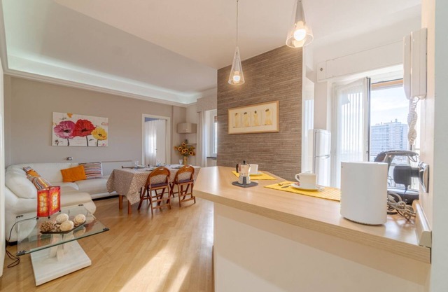 Cozy apartment of 80 square meters, able to accommodate up to 4 people, located on the sixth floor of a building with a lift that can be opened with a key (supplied).The property boasts a panoramic balcony of 7 sqm with awning and a sea view from all roo