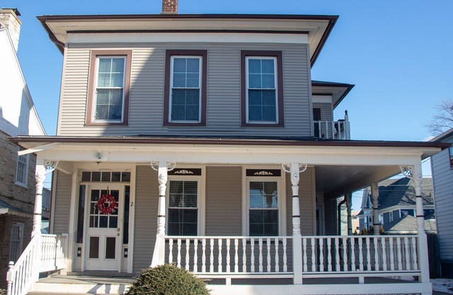 Cozy apartment steps away from Lake Michigan!