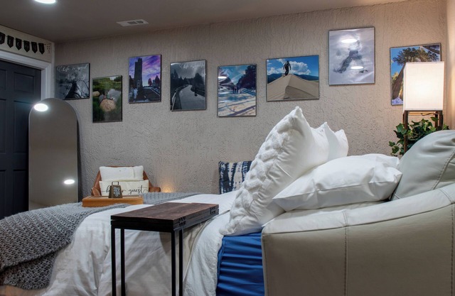 Cozy apartment Retreat with 2 bedrooms 3 beds, 1 bathroom, Private Entrance.