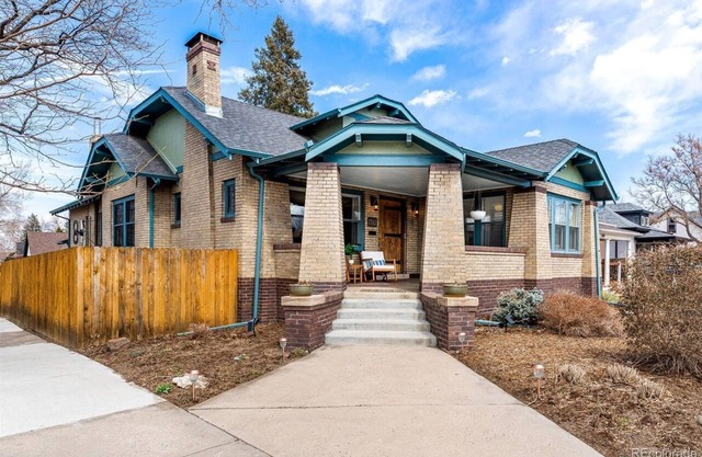 Cozy apartment, walk to parks, restaurants, bars, gyms, boutiques, grocery store