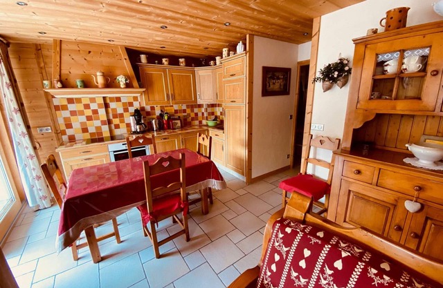 Cozy Apt for 5 with Balcony, Near Ski Lifts & Shops, La Clusaz