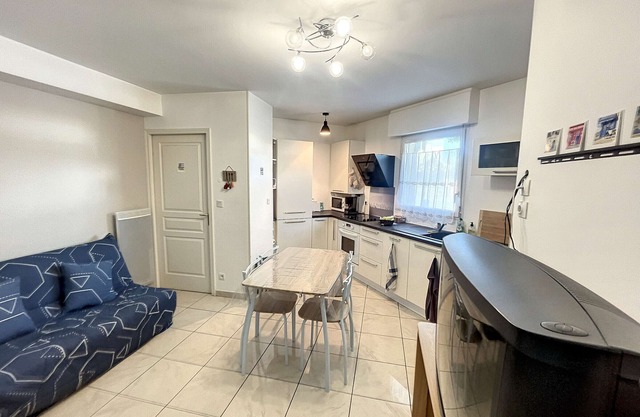 Cozy Apt in Granville - Walk to Beach, Secure, WiFi, Parking