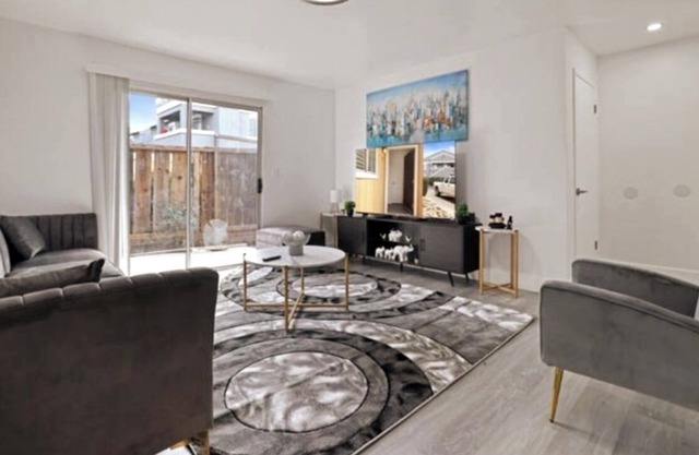 Cozy Apt-King Beds & Shared Pool