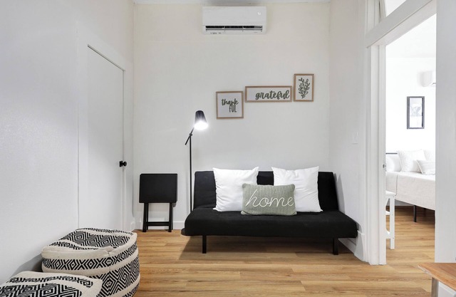 Cozy Apt Nr Alamo, DT River Walk | WiFi BBQ Games