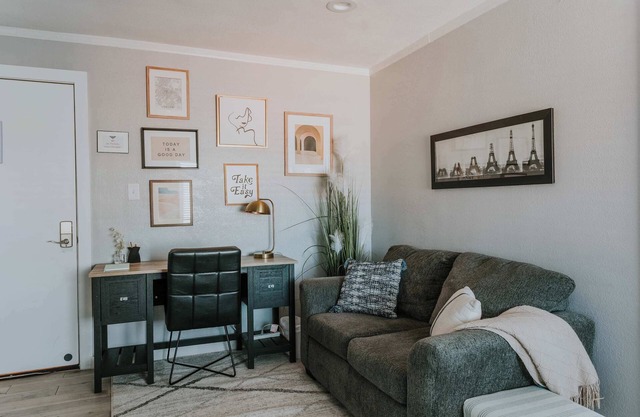 Cozy Apt on 38th- Queen bed and desk