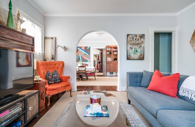Cozy artsy bungalow in Downtown ATL
