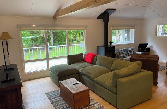 Cozy Autumn Retreat on Loughborough Lake near Kingston