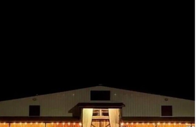 Cozy Barn Retreat - sleeps 25!