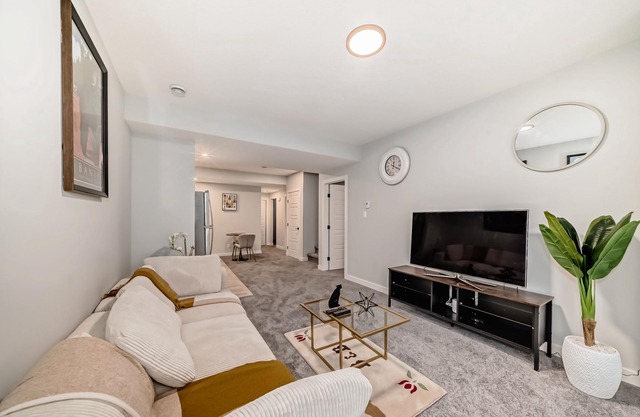 Cozy Basement Suite, tastefully furnished