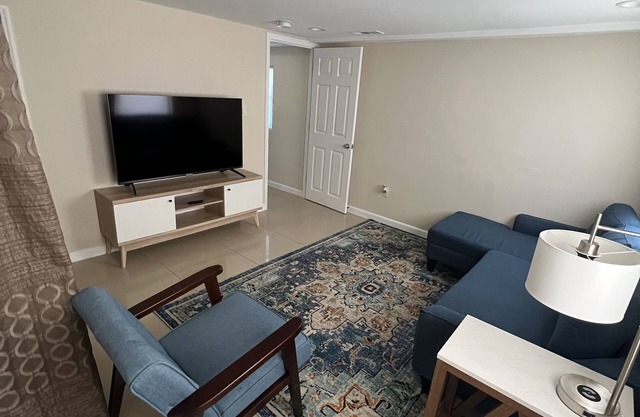 Cozy beach block 2 bedroom 2 full bathroom ground level apartment