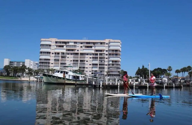 Cozy Beach Condo w/Workspace, Great WiFi, Paddle Boards, Canoe, Gym, Pool & Spa
