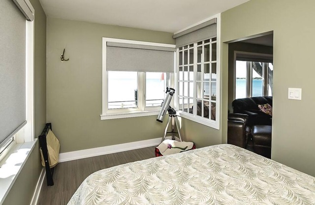 Cozy beach escape from the city! Enjoy a sandy beach retreat on Lake Erie!