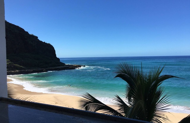 Cozy Beach front condo in Makaha