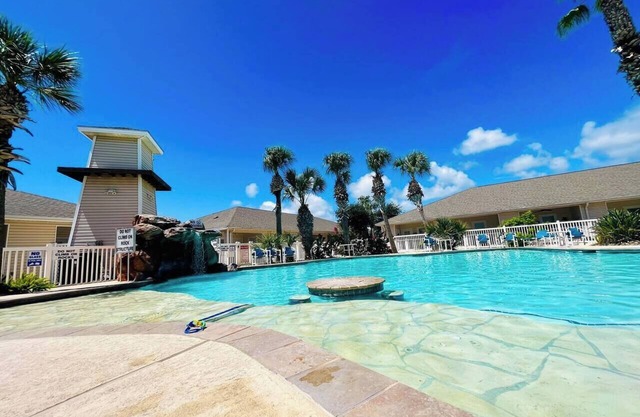 Cozy beach home w/Heated Pool !NO CLN FEE!, Cozy beach home w/Heated Pool !NO CLN FEE!