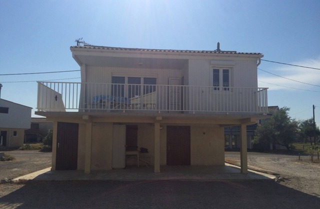 Cozy Beachside Chalet for 4 with Terrace, 2 Bedrooms, Parking, 400m from Beach