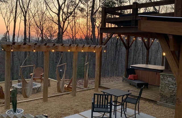 Cozy Bear Lodge Log Cabin, Big Green Egg, Outdoor Grill Station Oasis, Hot Tub
