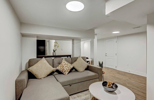 Cozy & beautiful apartment in peaceful Mississauga w/kitchenette, WiFi, AC & TV.