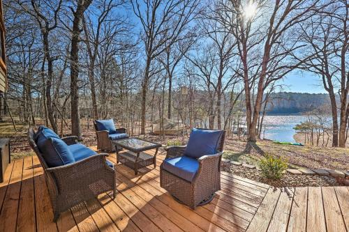 Cozy Beaver Lake Cabin with Waterfront View and Kayaks