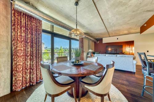 Cozy Boho Bellerive Condo on the Spokane River