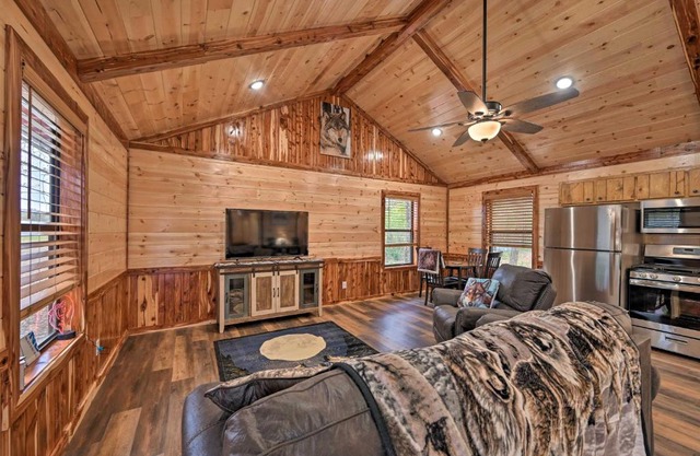 Cozy Broken Bow Cabin, Walk to the Lukfata Creek!