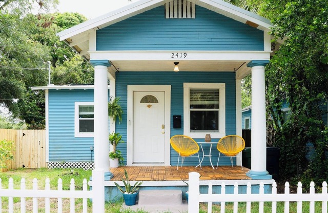 Cozy Bungalow 1 mile from Tampa