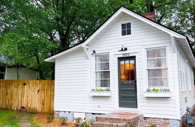 Cozy Bungalow 8mins to Main St, Hospitals, Universities, Government
