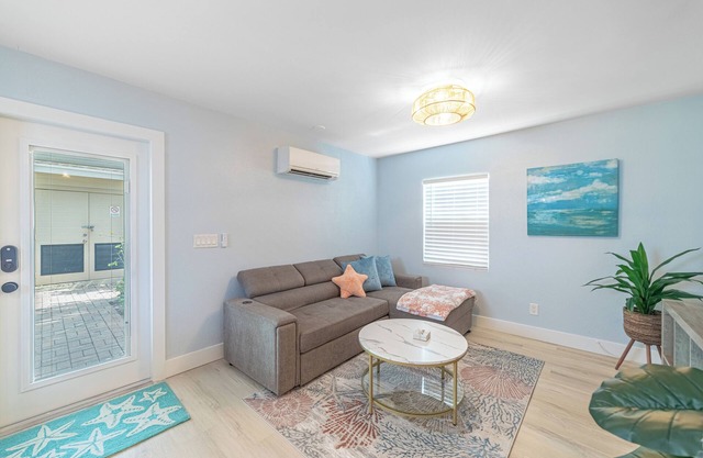 Cozy Bungalow Apartment Walking Distance to Shops, Bars and Beach!