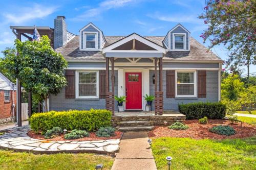 Cozy Bungalow close to Opry & Downtown Large Deck