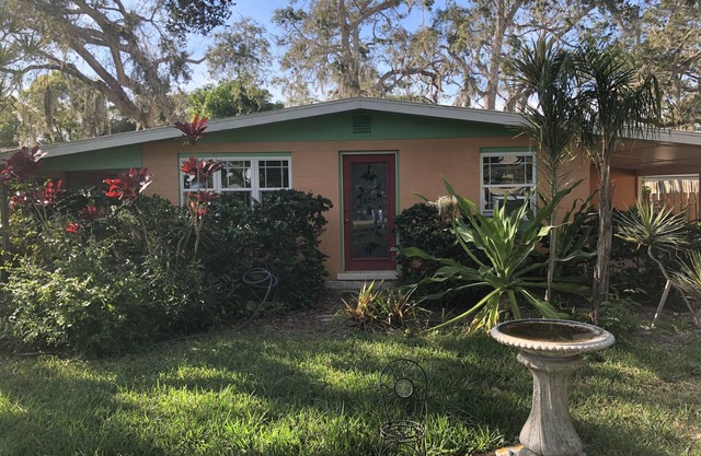 Cozy bungalow in charming Bay Point subdivision 2 minutes to Nokomis beach.
