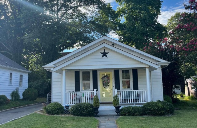 Cozy bungalow in prime location!n
