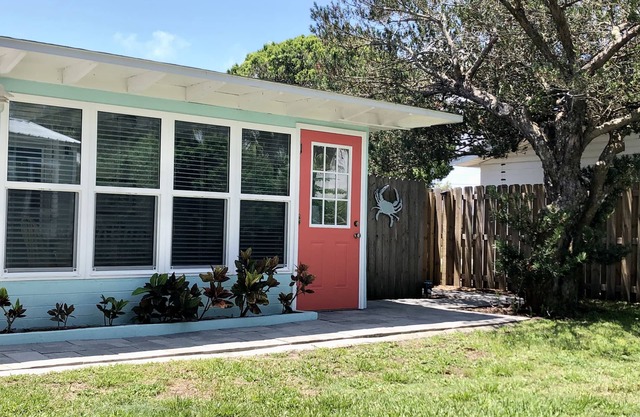 Cozy bungalow with a fenced in yard, 5 minute walk to the beach