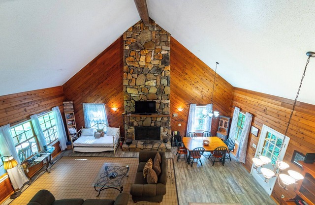 Cozy Cabin - 9 acres- Pond and Creek-Hiawassee - Near Young Harris College