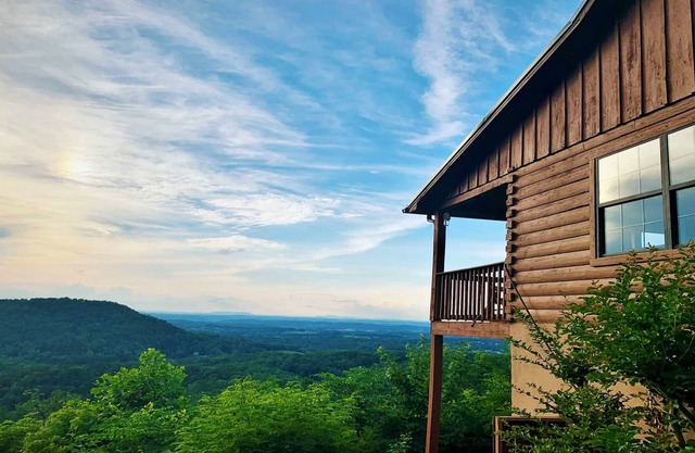 Cozy Cabin, Amazing Views, HotTub near Pigeon Forge🎡& Gatlinburg⛰️