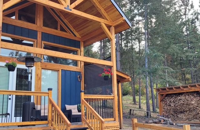 Cozy Cabin: country style living.nHot tub and sauna available