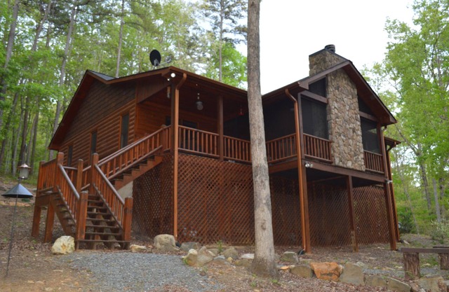 Cozy Cabin for 4 with 2 King beds, 2 full baths, 2 fireplaces and upscale Decor!
