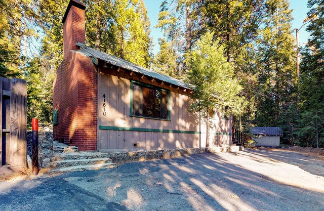 Cozy Cabin for Two with Furnished Patio - Close to the Villae & Lake, Dogs OK