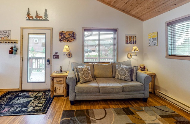 Cozy cabin for two with private hot tub and central location