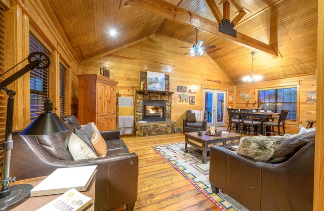 Cozy cabin getaway with Hot Tub and games; Sleeps 6. Close to lake and trails!