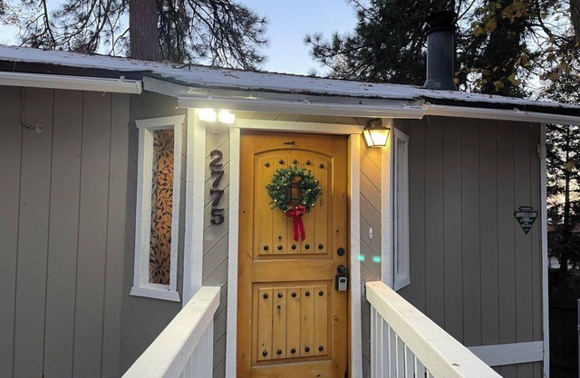 Cozy Cabin in downtown Running Springs!nMinutes to Lake Arrowhead!