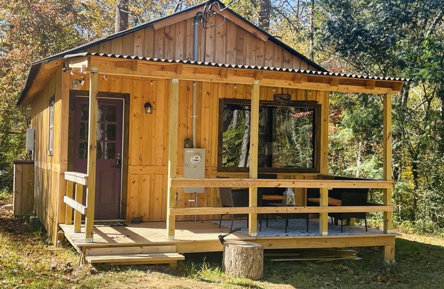 Cozy cabin in the Cherokee National Forest. Minutes from Hiwassee River.